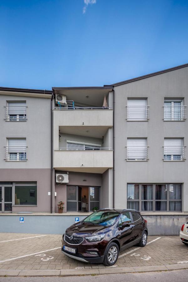 Terra 5 Deluxe Apartment On The Ground Floor With Private Parking リエカ エクステリア 写真